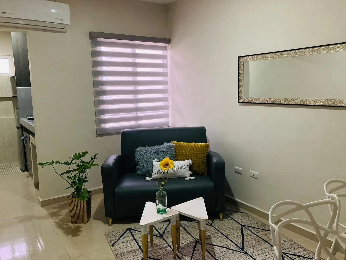 Sala amueblada de un departamento en renta